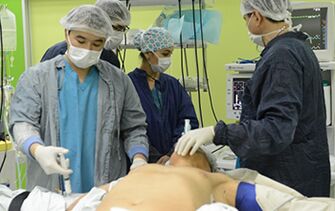 Chirurdzy wykonujący operację powiększania penisa mężczyzny