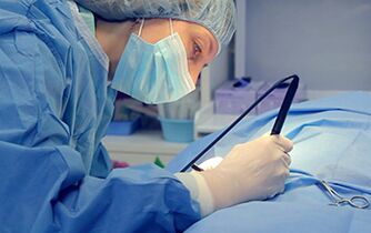 Chirurg wykonujący operację powiększenia fallusa mężczyzny
