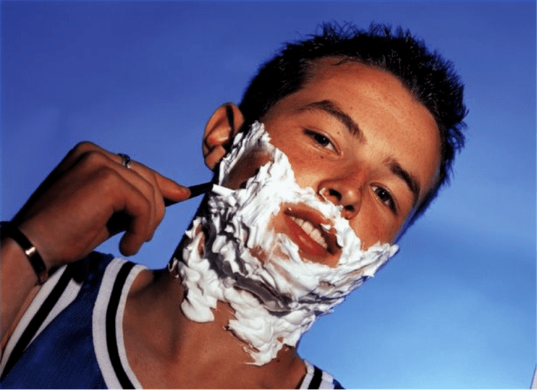 nastolatka goli się i myśli o powiększeniu penisa