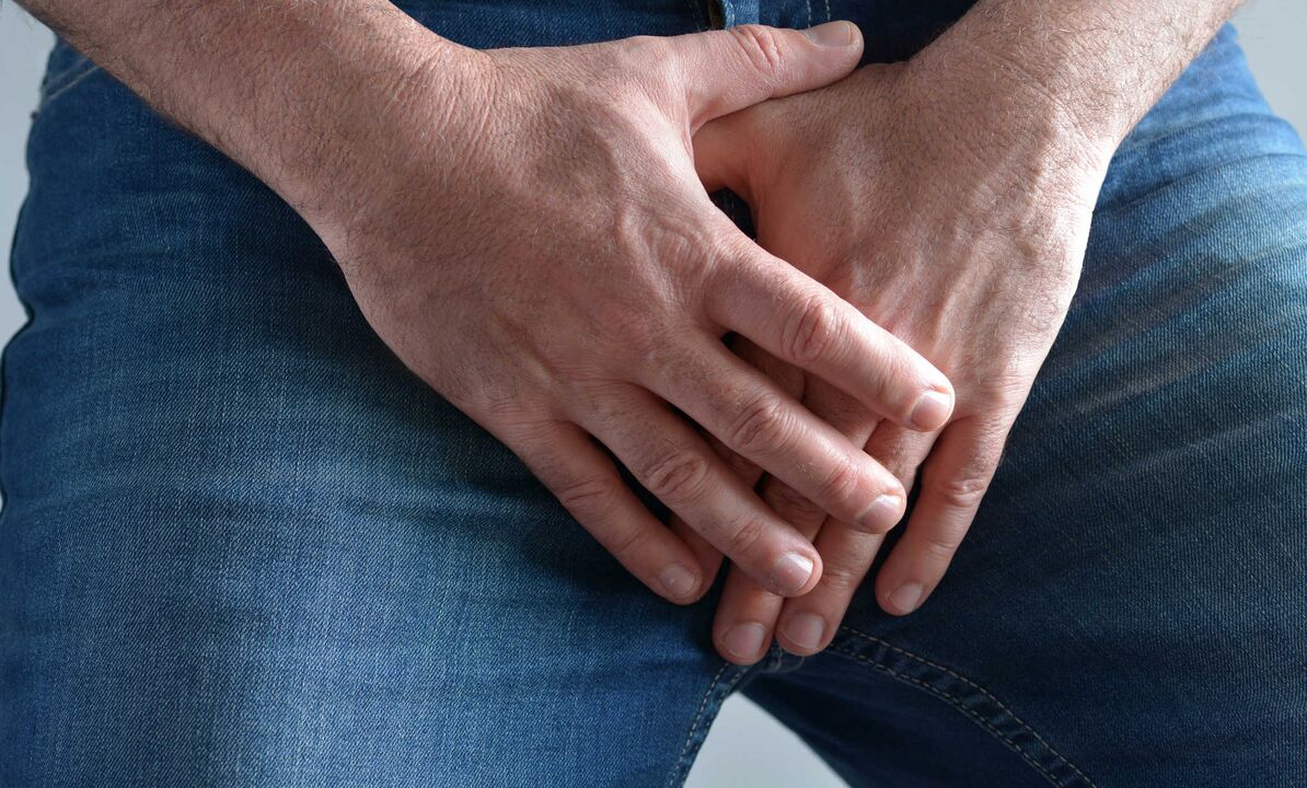 Mężczyzna cierpi na dyskomfort w pachwinie w wyniku mikrochirurgicznego przeszczepu mięśni prącia
