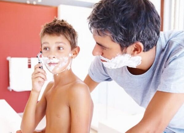 ojciec uczy dziecko golić się i powiększać penisa