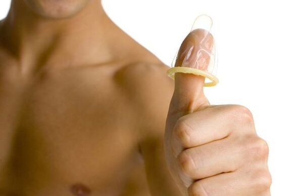 prezerwatywa na palcu symbolizuje powiększenie penisa nastolatka