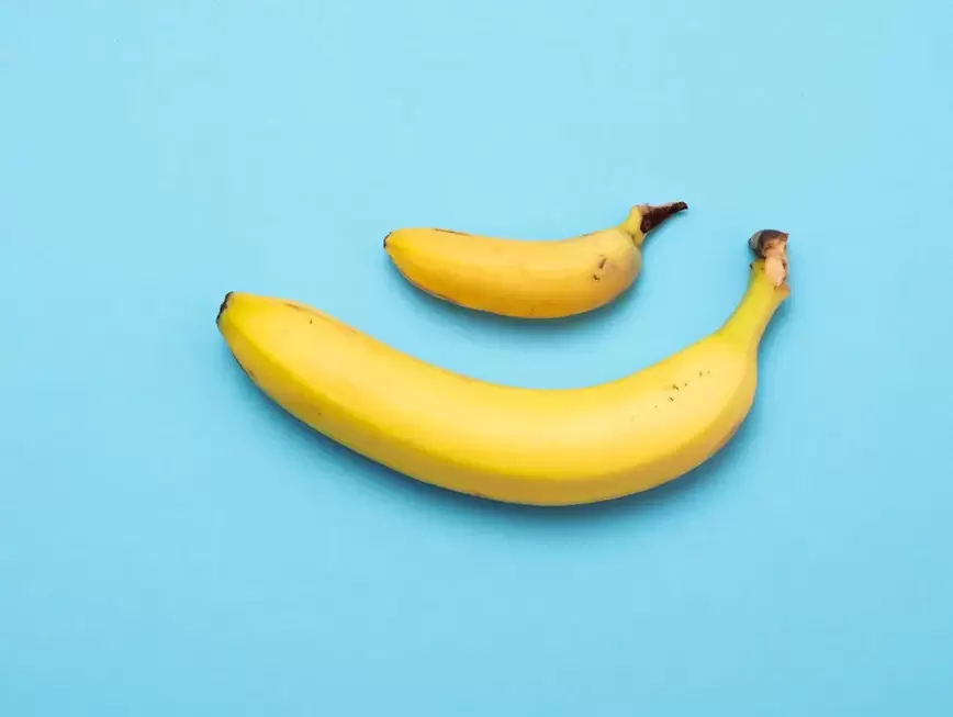 mały i powiększony penis z pompą na przykładzie bananów
